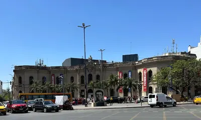a large building with cars parked in front of it at Departamento premium, la mejor zona de Nueva Córdoba in Cordoba