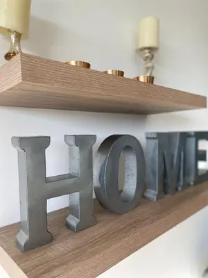 a shelf with the word heron on it at MD Amoblado Córdoba Capital in Cordoba