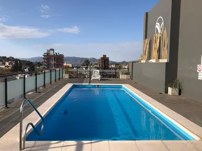 a swimming pool on the roof of a building at Edificio Veneto IV - Departamento centrico frente al puente peatonal in Villa Carlos Paz