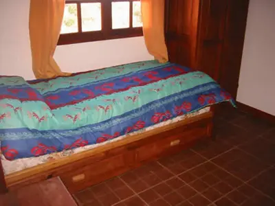 a bed sitting in a room with a window at Cabañas Oma Lissi in Merlo