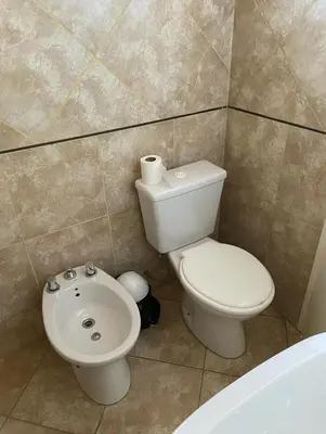 a small bathroom with a toilet and a sink at La Casita Yogui - MONOAMBIENTE 2 in Santa Rosa de Calamuchita