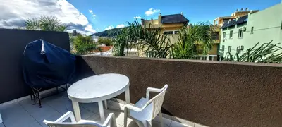 a white table and two chairs on a balcony at Oasis, departamento en Carlos paz in Villa Carlos Paz