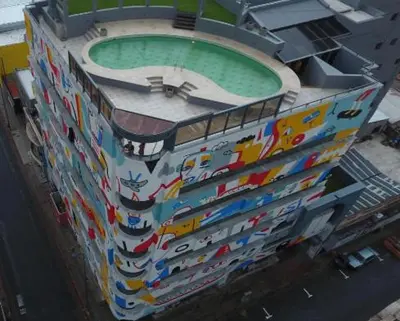 a building with a swimming pool on the side of it at Departamento 5 Londres - Edificio VILAUT by INMOVE Temporarios in Cordoba