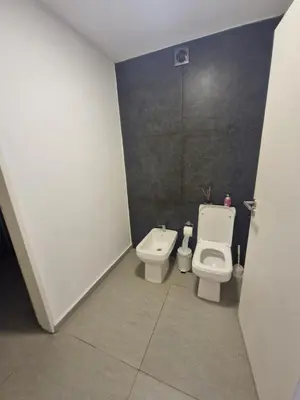 a bathroom with a toilet and a bidet at Hermosa Casa en Villa del Lago Carlos Paz Vista al lago, zona exclusiva y residencial in Cordoba