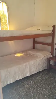 two bunk beds in a room with a window at Los duraznos in Villa Cura Brochero