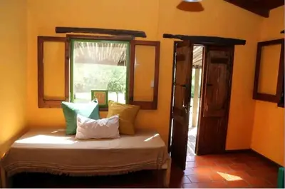 a bed in a room with a window at Tierra linda in Las Chacras (La Paz)