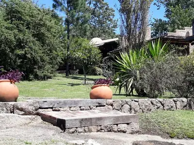 two flower pots sitting on top of a stone bench at Cabañas Pedras Moras in Tanti