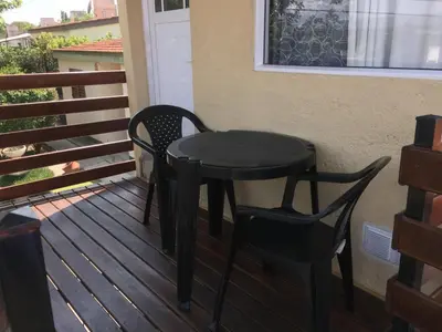a black table and two chairs on a balcony at Depto temporario Carlos paz in Villa Carlos Paz