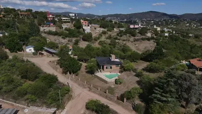 an aerial view of a house with a pool at Casa Villa Carlos paz in Villa Carlos Paz