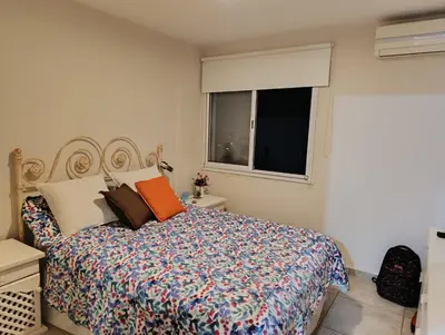 a bedroom with a bed and a window at Dpto 1 dormitorio luminoso zona Nuevocentro in Cordoba