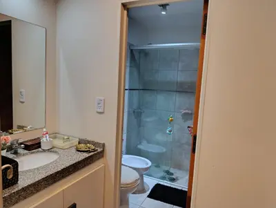 a bathroom with a shower and a sink and a toilet at Dpto 1 dormitorio luminoso zona Nuevocentro in Cordoba