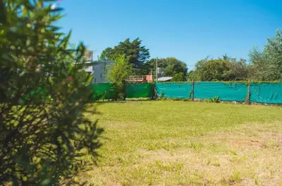 a yard with a fence and a green privacy fence at Casa Potrero de Garay pileta in La Estancia
