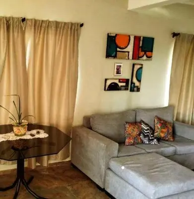 a living room with a couch and a table at Casa grande Flor Silvestre in Carpintería