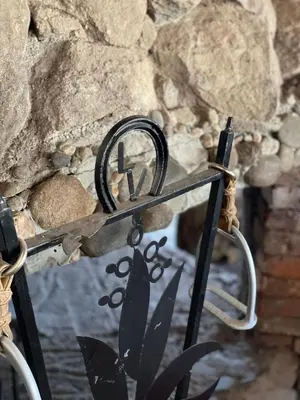 a metal sign with the number forty on it at La Vision, Casa de campo in Villa Quillinzo