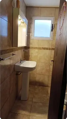 a bathroom with a sink and a window at Depto wifi rápido con grandes espacios verdes in Río Tercero