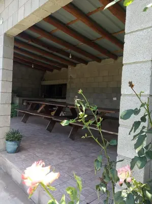 a patio with a picnic table in a building at Cabañas El Paraiso in Villa Parque Siquiman