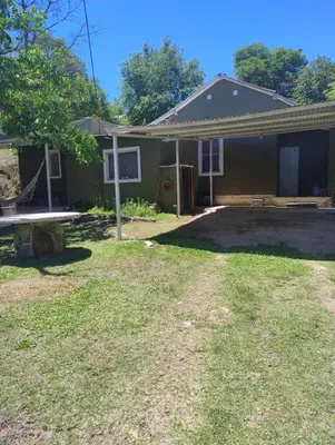 a house with a yard in front of it at La casona Segunda Usina in Embalse