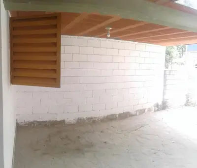 a room with a white brick wall and a ceiling at Dptos LOW COST in Mina Clavero