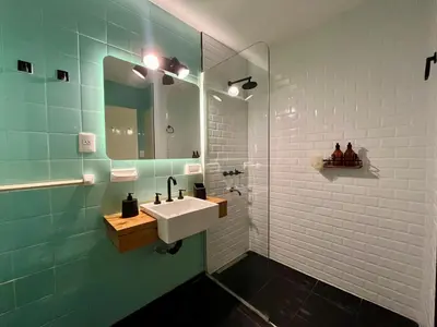 a bathroom with a sink and a mirror at Amplio Piso Vintage, Terraza con Vista a Sierras in Cordoba