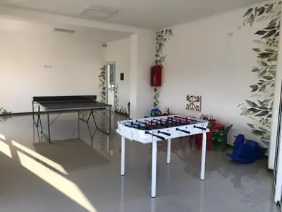 a room with a table with a bunch of wine bottles at Edificio Veneto IV - Departamento de un dormitorio en pleno centro in Villa Carlos Paz